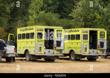 Terwilliger Feuer Lager ODER, USA - 30. August 2018: Craig Hotshots Löschfahrzeuge bereiten die Flamme der Terwilliger Feuer in der Willamette Nat zu Schlacht Stockfoto