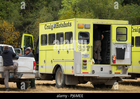 Terwilliger Feuer Lager ODER, USA - 30. August 2018: Craig Hotshots Löschfahrzeuge bereiten die Flamme der Terwilliger Feuer in der Willamette Nat zu Schlacht Stockfoto