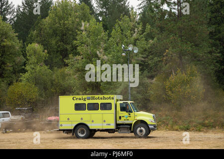 Terwilliger Feuer Lager ODER, USA - 30. August 2018: Craig Hotshots Löschfahrzeuge bereiten die Flamme der Terwilliger Feuer in der Willamette Nat zu Schlacht Stockfoto