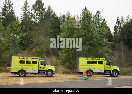 Terwilliger Feuer Lager ODER, USA - 30. August 2018: Craig Hotshots Löschfahrzeuge bereiten die Flamme der Terwilliger Feuer in der Willamette Nat zu Schlacht Stockfoto