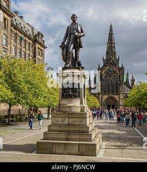 Die Kathedrale von Glasgow aus Castle Street Eingang in Glasgow Schottland Großbritannien mit Statue des David Livingstone gesehen vorne Stockfoto