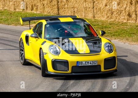 2018 Porsche 911 GT2 RS auf der Demonstration hillclimb laufen am Goodwood Festival 2018 von Geschwindigkeit, Sussex, UK. Stockfoto