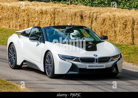 2018 BMW i8 Roadster auf der Demonstration hillclimb laufen am Goodwood Festival 2018 von Geschwindigkeit, Sussex, UK. Stockfoto