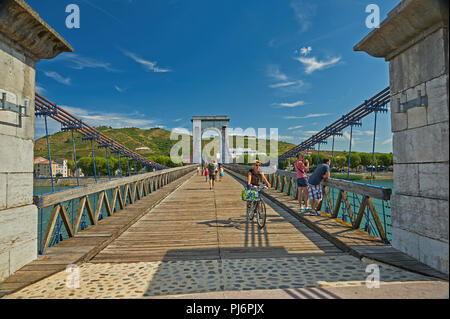 Die historische Brücke von Marc Seguin über den Fluss Rhone gebaut die Verknüpfung von Tournon sur Rhone, Ardèche und Tain L'Hermitage, Drôme. Frankreich. Stockfoto