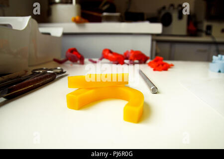 Dental Wachs. Zahnersatz und Zahnmedizin. Zahnersatz, Prothesen, Prothetik arbeiten. Zahntechniker im Prozess der Herstellung von Zahnersatz. Dental Wachs. Stockfoto