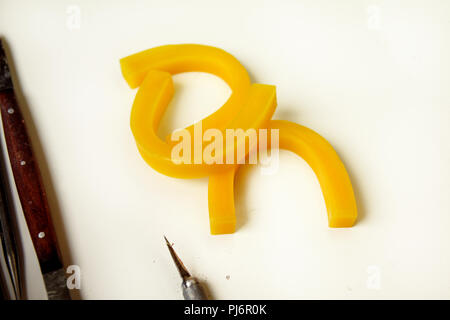 Dental Wachs. Zahnersatz und Zahnmedizin. Zahnersatz, Prothesen, Prothetik arbeiten. Zahntechniker im Prozess der Herstellung von Zahnersatz. Dental Wachs. Stockfoto