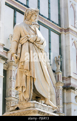 Statue des berühmten italienischen Dichters Dante Alighieri, außerhalb der Basilika Santa Croce in Florenz, Italien Stockfoto