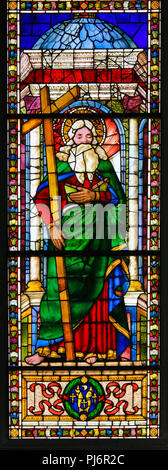 Glasmalerei in der Basilika Santa Croce, Florenz, Italien, Darstellung von Saint Andrew das Kreuz tragen. Stockfoto