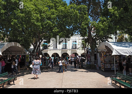 Stände an der Street Festival in der Plaza de la Independencia des Mérida en Domingo Merida am Sonntag. Stockfoto