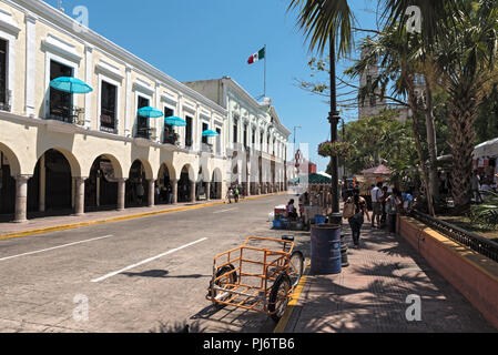 Stände an der Street Festival in der Plaza de la Independencia des Mérida en Domingo Merida am Sonntag. Stockfoto