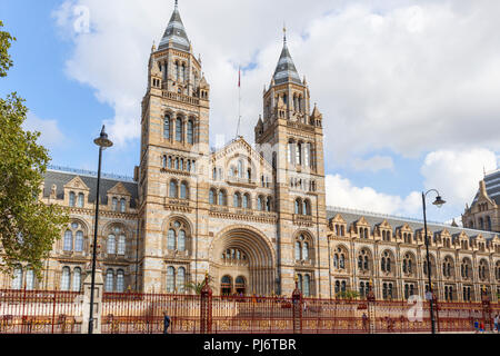 Die ikonischen Natural History Museum Alfred Waterhouse Gebäude Fassade auf der Cromwell Road, South Kensington, London SW7, einem führenden britischen touristische Attraktion Stockfoto