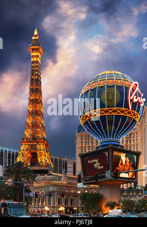 LAS VEGAS, Nevada - 30. Mai 2009: Hotel und Casino mit der Nachbildung des Eiffelturms befinden sich in Paris bei Nacht Stockfoto
