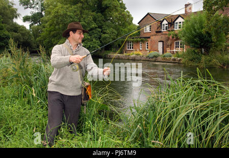 Ein Mann Fliegenfischen am Fluss Test bei Mottisford, Hampshire, UK. Siehe auch ist halford's Hütte. Stockfoto