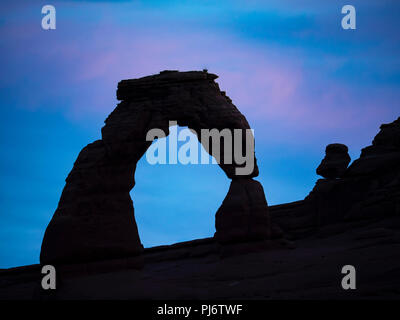 Zarte Arch bei Sonnenaufgang vom oberen Zarten Arch Viewpoint, Arches National Park, Moab, Utah. Stockfoto