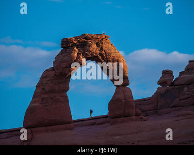 Zarte Arch bei Sonnenaufgang vom oberen Zarten Arch Viewpoint, Arches National Park, Moab, Utah. Stockfoto