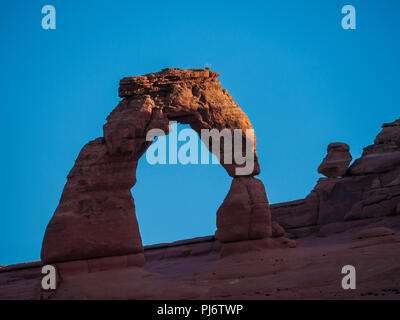 Zarte Arch bei Sonnenaufgang vom oberen Zarten Arch Viewpoint, Arches National Park, Moab, Utah. Stockfoto