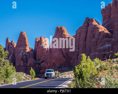 Fahrzeug auf die Fahrbahn, Firey Feuerraum von der Autobahn, Arches National Park, Moab, Utah. Stockfoto