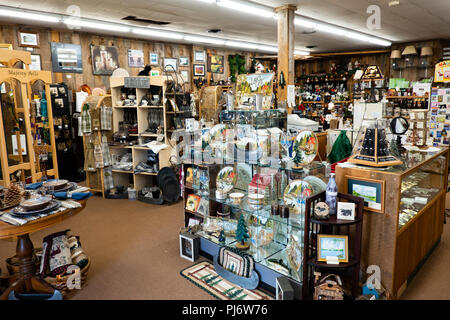 Merchandise auf der Anzeige für den Verkauf in der historischen Spekulant Kaufhaus in Spekulant, NY, USA Stockfoto