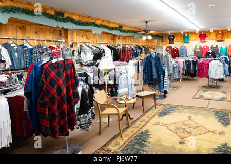 Merchandise auf der Anzeige für den Verkauf in der historischen Spekulant Kaufhaus in Spekulant, NY, USA Stockfoto