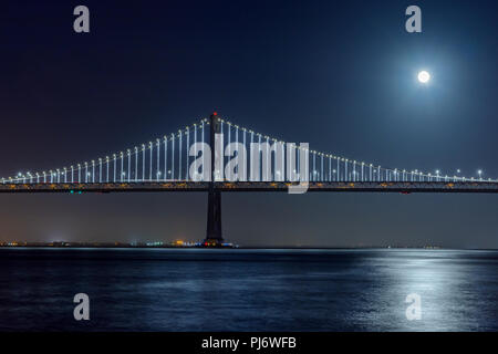 San Francisco Bay Bridge bei Nacht bei Vollmond von Pier 7. Stockfoto