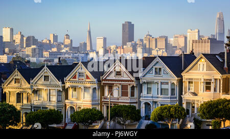 Die Painted Ladies Viktorianischen Häuser in San Francisco bei Sonnenuntergang genommen