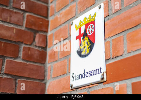 Blechschild montiert an Wand mit dem deutschen Wort Standesamt Übersetzung Standesamt Emblem der deutschen Region Rheinland Palatino Stockfoto