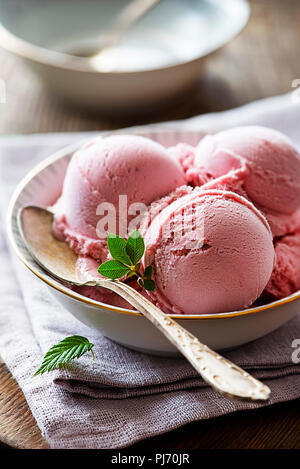 Hausgemachte Obst Eis Löffel in der Schüssel Stockfoto