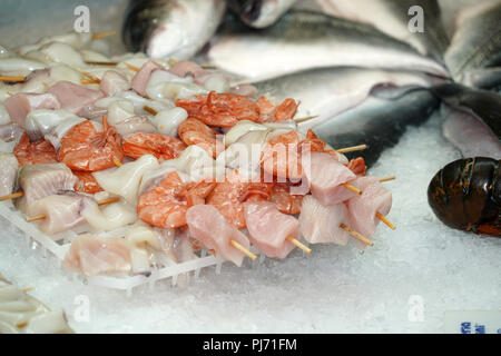 Frischer Fisch Garnelen Tintenfisch am Spieß am Markt Stockfoto