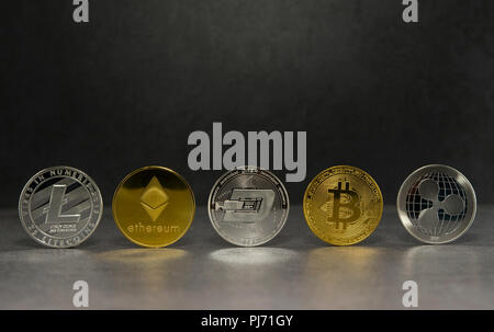 Eine litecoin und des Astraleums und Dash und bitcoin und Welligkeit zusammen für einen schwarzen Hintergrund, Münzen der vier crypto Währungen mit der höchsten Marktkapitalisierung Stockfoto