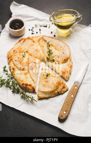 Käse Pizza mit Birne auf Pergamentpapier. Selektiver Fokus Stockfoto