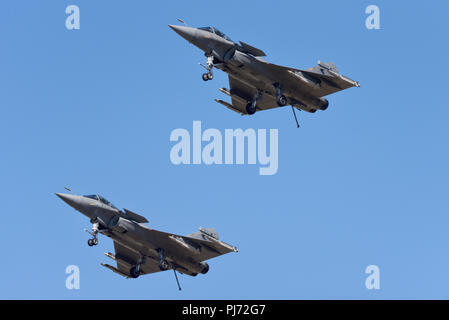 Französische Naval Aviation Aéronavale Dassault Rafale M düsenjets an der Royal International Air Tattoo, RIAT, RAF Fairford, England zu fliegen. Haken nach unten Stockfoto