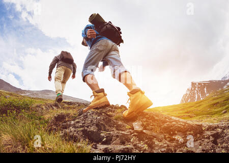 Trekking Konzept zwei Touristen wandern Berge Stockfoto