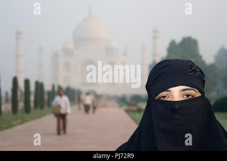 Porträt einer muslimischen Frau trägt einen schwarzen Burka in Agra, Indien, Asien, Stockfoto