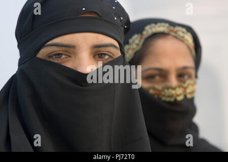 Porträt einer muslimischen Frau trägt einen schwarzen Burka in Agra, Indien, Asien, Stockfoto