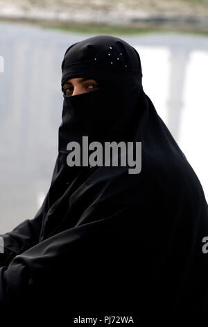 Porträt einer muslimischen Frau trägt einen schwarzen Burka in Agra, Indien, Asien, Stockfoto