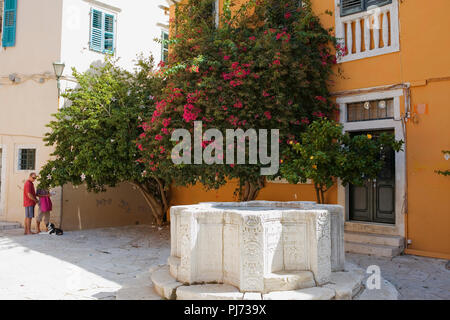 Kremasti Square, aka Parados Komninon mit einem venezianischen Brunnen in der Mitte, Campiello, Korfu, Griechenland Stockfoto