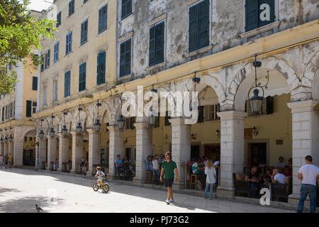 Die arcade Cafés wie der Liston, Kerkyra, Griechenland bekannt Stockfoto