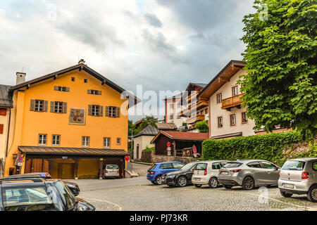 BERCHTESGADEN, Deutschland - 19. JUNI 2018: die historische Stadt Berchtesgaden, Abend mit blauem Himmel und Wolken im Sommer. Stockfoto