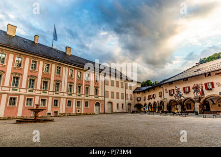 BERCHTESGADEN, Deutschland - 19. JUNI 2018: die historische Stadt Berchtesgaden, Abend mit blauem Himmel und Wolken im Sommer. Stockfoto