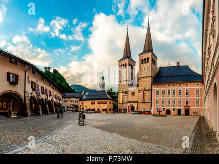 BERCHTESGADEN, Deutschland - 19. JUNI 2018: die historische Stadt Berchtesgaden, Abend mit blauem Himmel und Wolken im Sommer. Stockfoto