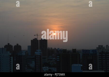 Atardecer desde un-Balcón De Córdoba, Argentinien. Stockfoto