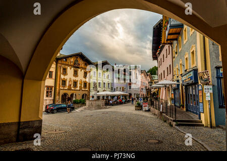 BERCHTESGADEN, Deutschland - 19. JUNI 2018: die historische Stadt Berchtesgaden, Abend mit blauem Himmel und Wolken im Sommer. Stockfoto