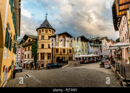 BERCHTESGADEN, Deutschland - 19. JUNI 2018: die historische Stadt Berchtesgaden, Abend mit blauem Himmel und Wolken im Sommer. Stockfoto