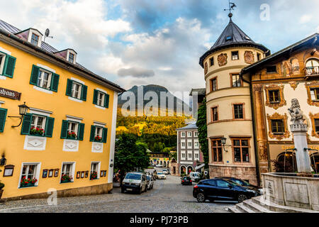 BERCHTESGADEN, Deutschland - 19. JUNI 2018: die historische Stadt Berchtesgaden, Abend mit blauem Himmel und Wolken im Sommer. Stockfoto