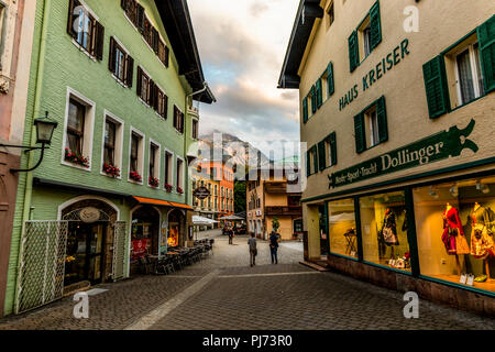 BERCHTESGADEN, Deutschland - 19. JUNI 2018: die historische Stadt Berchtesgaden, Abend mit blauem Himmel und Wolken im Sommer. Stockfoto