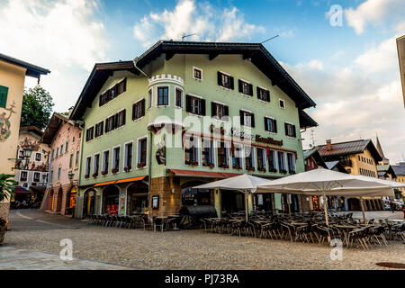 BERCHTESGADEN, Deutschland - 19. JUNI 2018: die historische Stadt Berchtesgaden, Abend mit blauem Himmel und Wolken im Sommer. Stockfoto