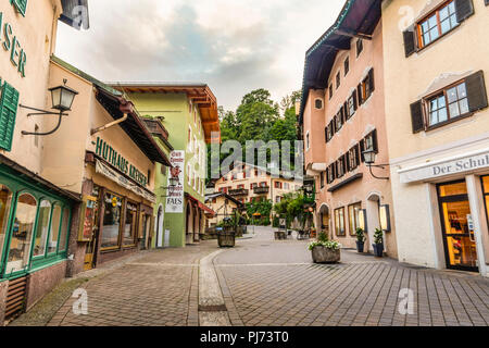 BERCHTESGADEN, Deutschland - 19. JUNI 2018: die historische Stadt Berchtesgaden, Abend mit blauem Himmel und Wolken im Sommer. Stockfoto