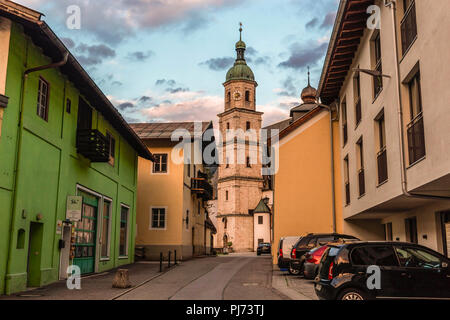 BERCHTESGADEN, Deutschland - 19. JUNI 2018: die historische Stadt Berchtesgaden, Abend mit blauem Himmel und Wolken im Sommer. Stockfoto