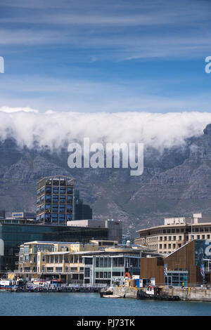 Gebäude an der V&A Waterfront in Kapstadt, Südafrika, mit Wolken über den Tafelberg in der Ferne Stockfoto