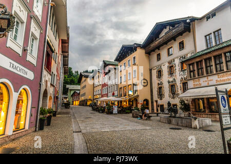 BERCHTESGADEN, Deutschland - 19. JUNI 2018: die historische Stadt Berchtesgaden, Abend mit blauem Himmel und Wolken im Sommer. Stockfoto